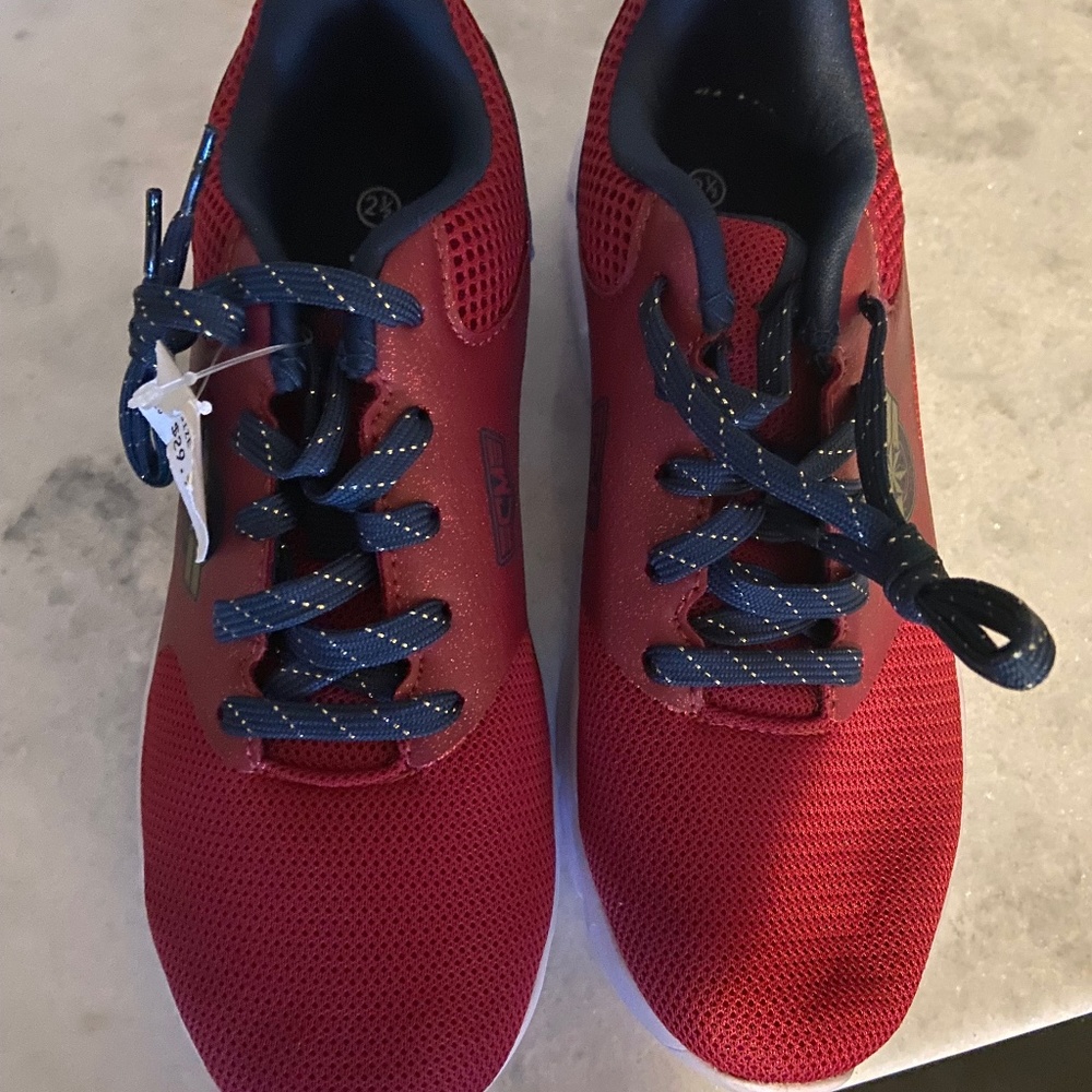 Boys marvel sneakers size 2.5 new with tag